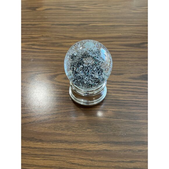 Nativity musical snow globe on silver tone base - Picture 2 of 6